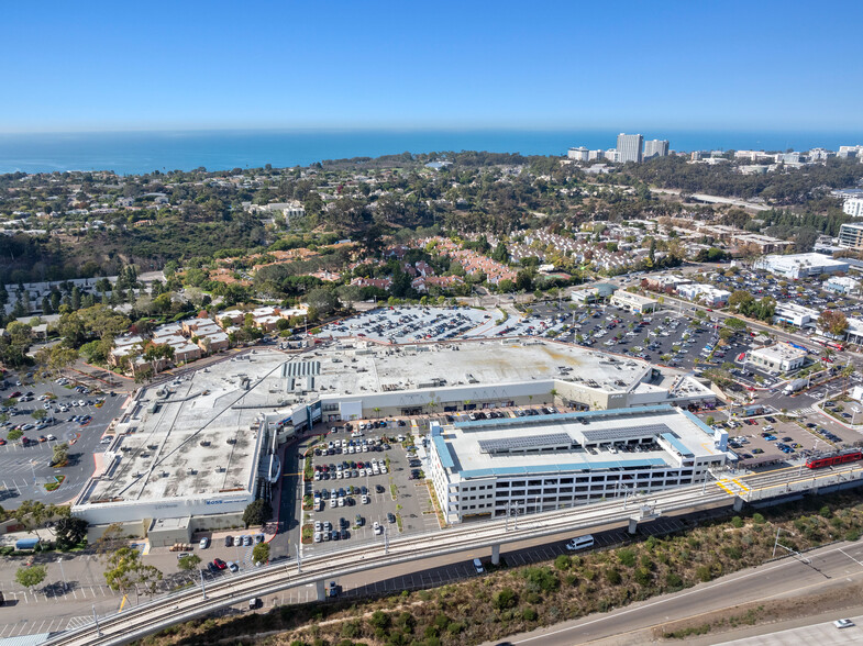 8657 Villa La Jolla Dr, La Jolla, CA for lease - Building Photo - Image 1 of 13