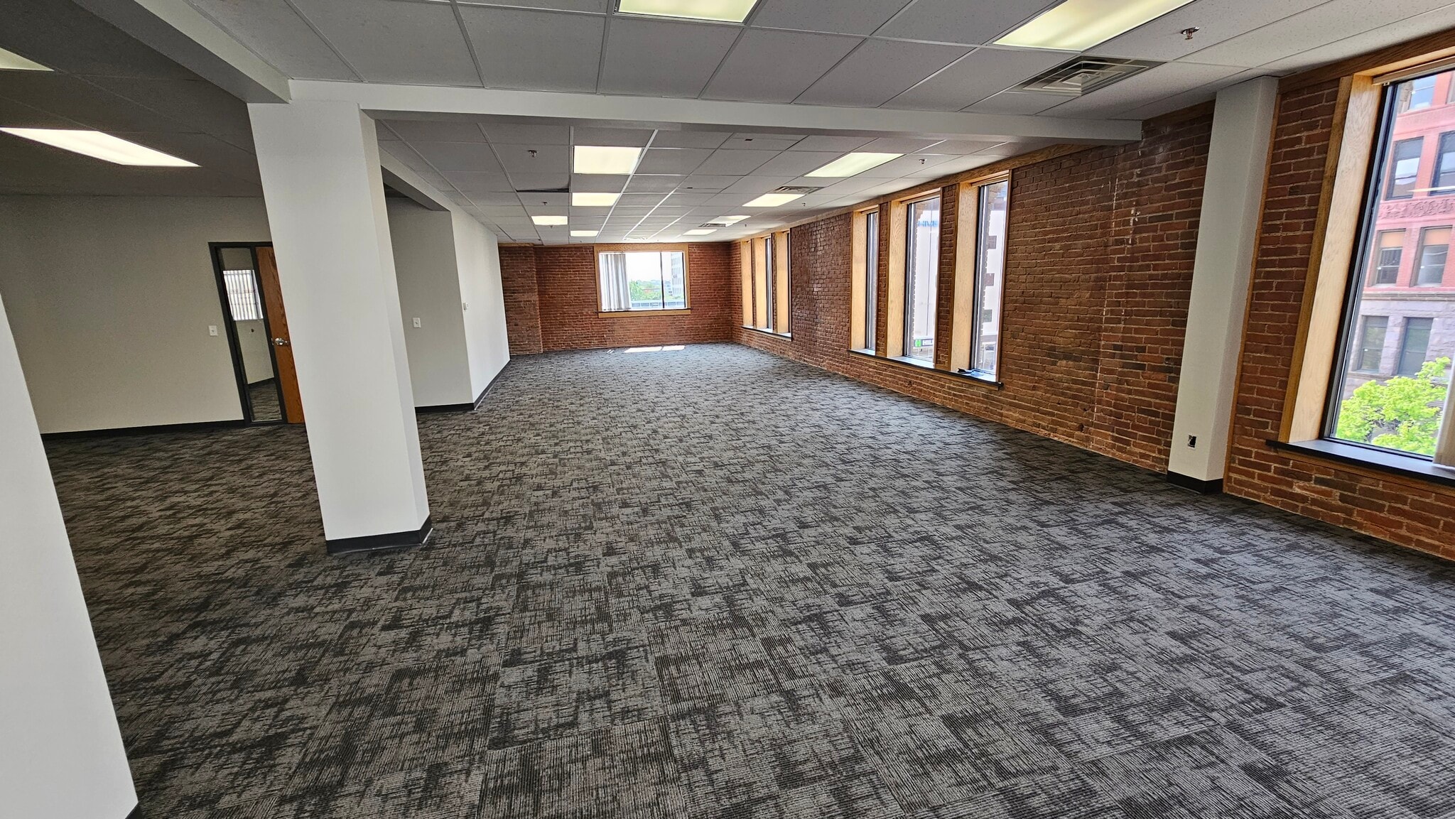 311 3rd Ave SE, Cedar Rapids, IA for lease Interior Photo- Image 1 of 2