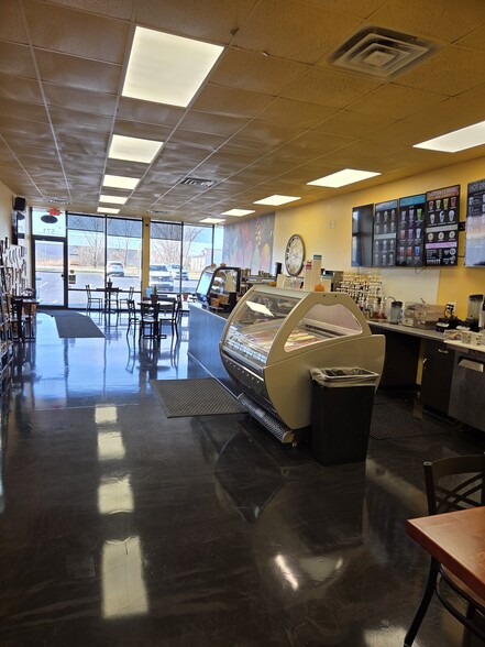 565-573 Swan Rd, De Pere, WI for lease - Building Photo - Image 3 of 4