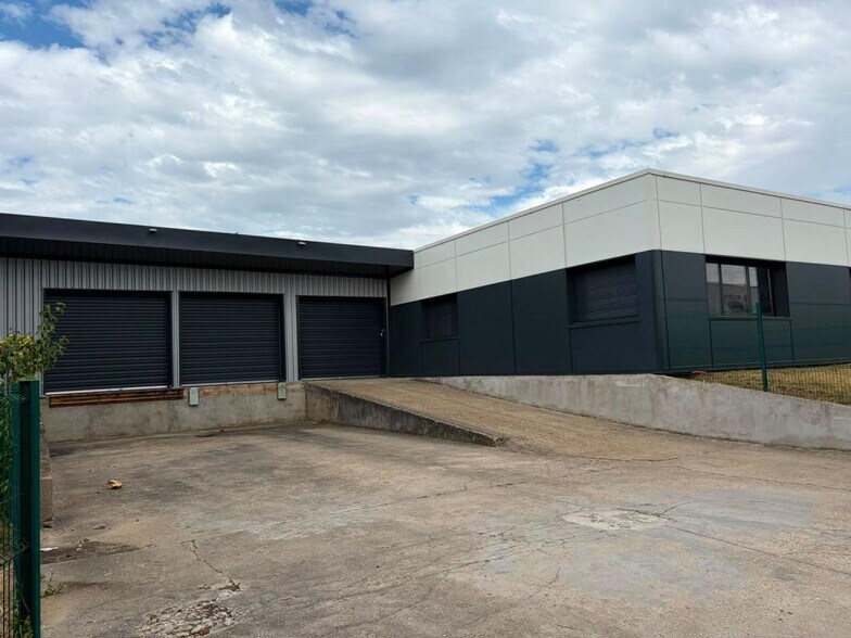 Flex in Ecquevilly for sale - Building Photo - Image 1 of 13