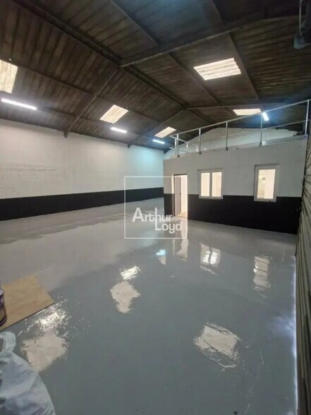 Flex in Fontenay-le-Vicomte for lease - Interior Photo - Image 1 of 5