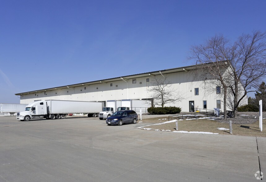 1409 Indianhead Dr, Menomonie, WI for lease - Primary Photo - Image 1 of 8