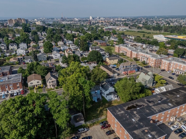 33-35 Granfield Ave, Bridgeport, CT for sale - Building Photo - Image 2 of 7