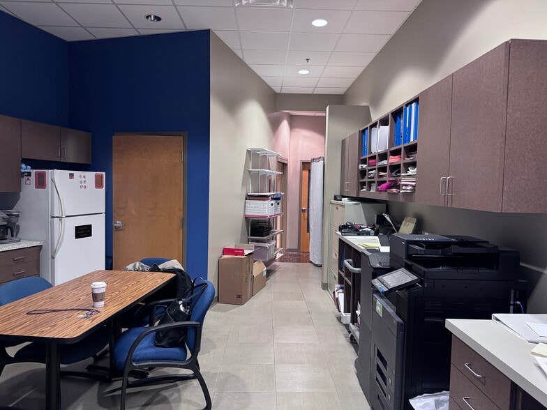 1646 Westgate Cir, Brentwood, TN for sale - Interior Photo - Image 2 of 12