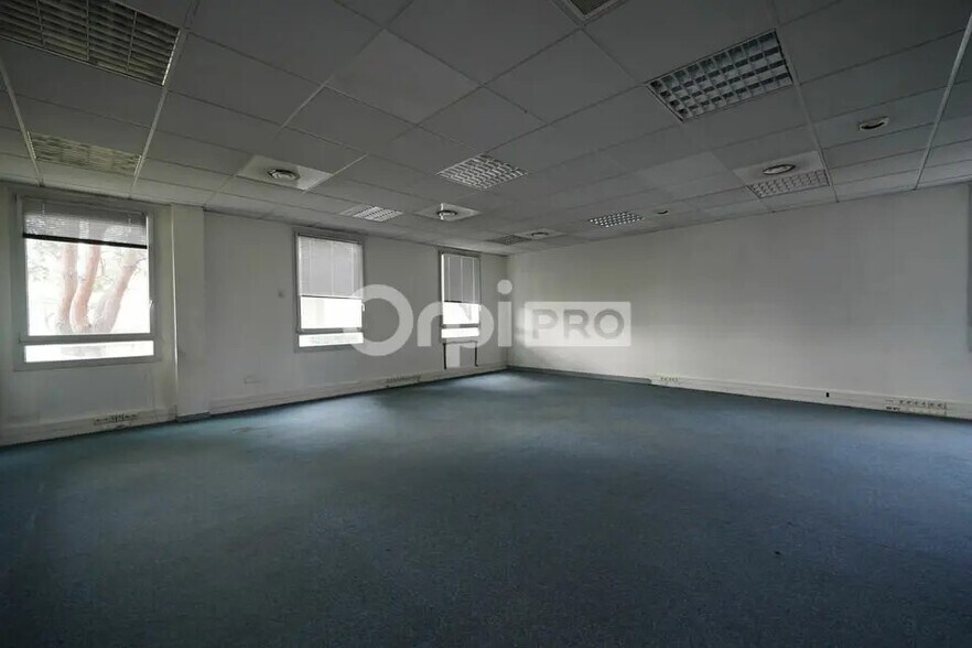 Office in Bron for lease - Interior Photo - Image 2 of 7