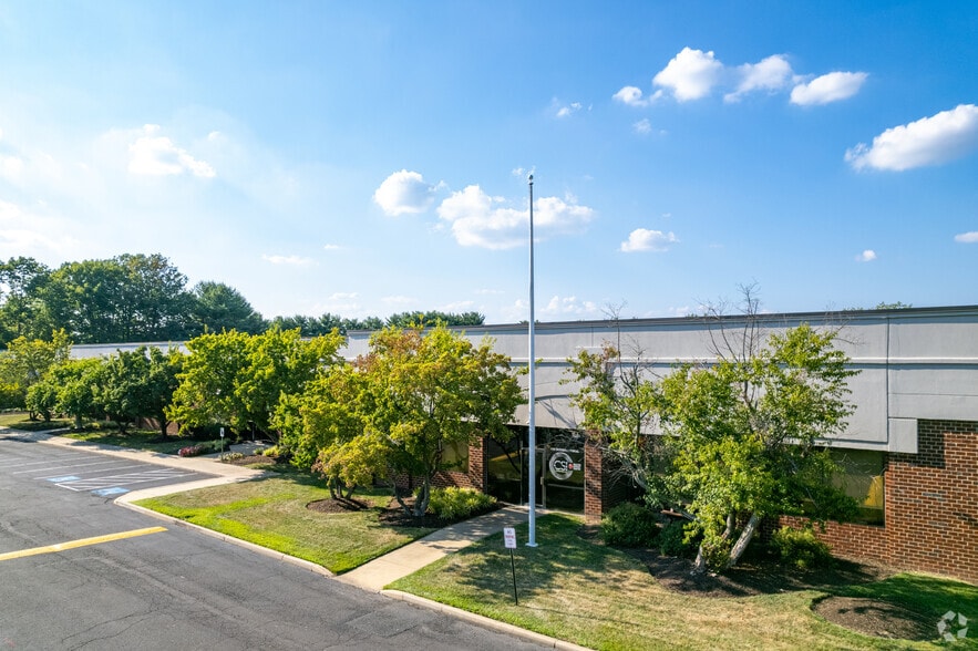 105 Terry Dr, Newtown, PA for lease - Primary Photo - Image 1 of 5