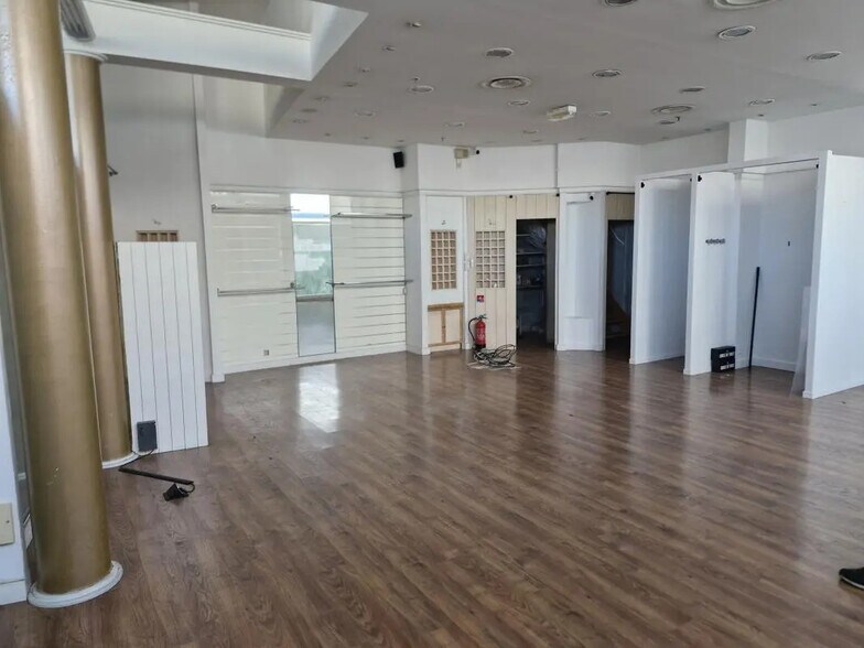 Retail in Mandelieu-la-Napoule for lease - Building Photo - Image 2 of 6