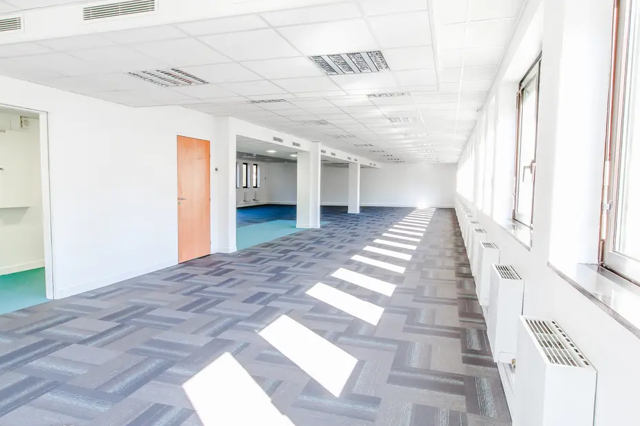 Office in Clichy for lease Interior Photo- Image 1 of 5