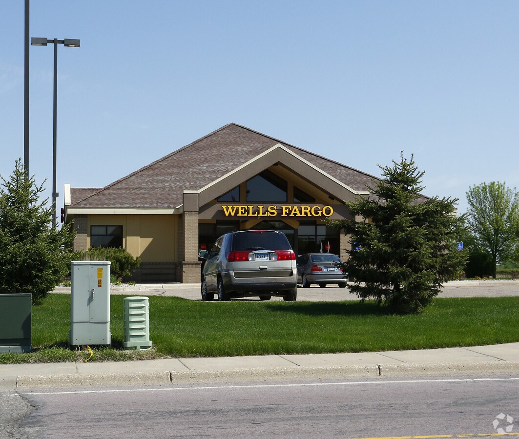1760 Commerce Dr, North Mankato, MN 56003 Wells Fargo