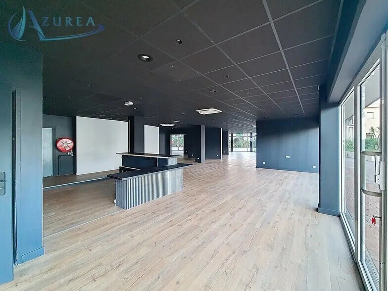 Retail in Saint-Laurent-du-Var for lease - Interior Photo - Image 1 of 9