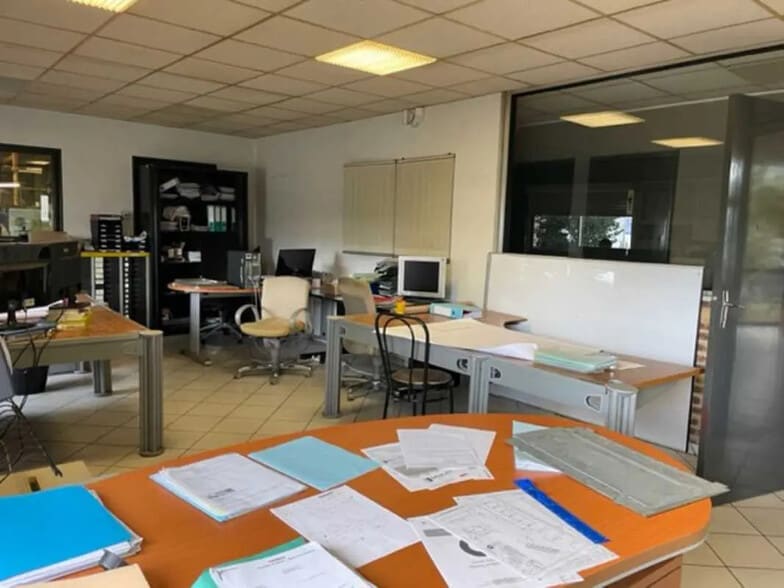 Office in Villeneuve-Saint-Germain for lease - Building Photo - Image 3 of 4