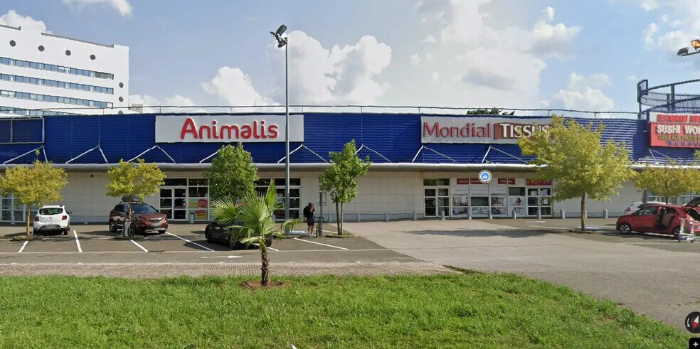 Retail in Maurepas for lease - Building Photo - Image 1 of 3