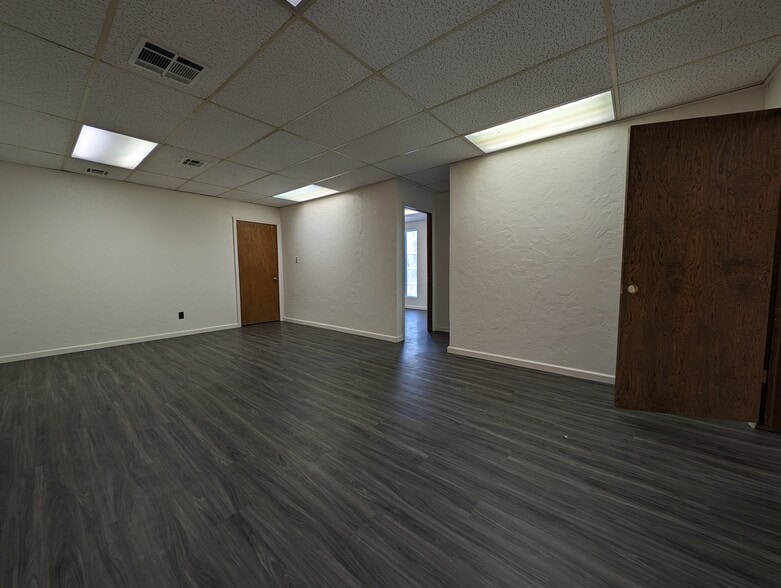 1006 NW 47th St, Lawton, OK for lease - Interior Photo - Image 3 of 13