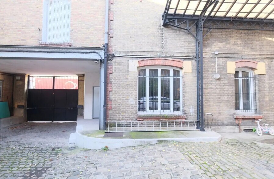 Office in Pantin for lease - Building Photo - Image 2 of 5