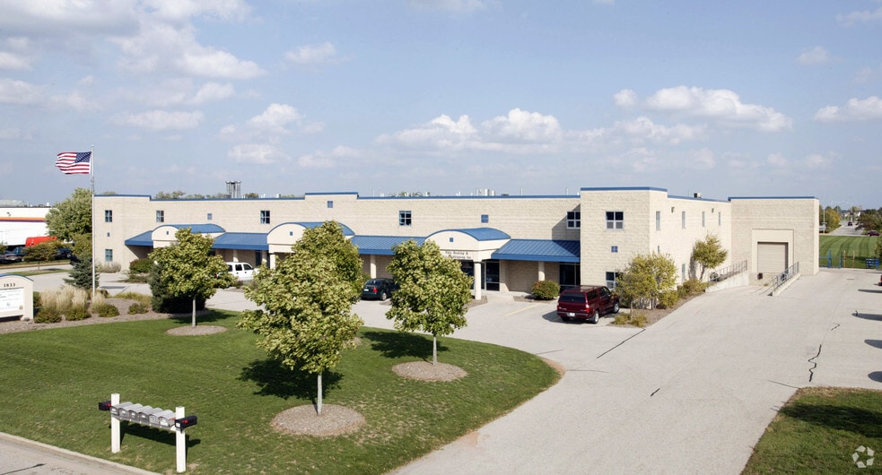 1833 Executive Dr, Oconomowoc, WI for lease - Building Photo - Image 2 of 14