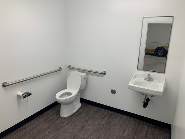 15823 1/2 Stagg St, Van Nuys, CA for lease - Building Photo - Image 2 of 10