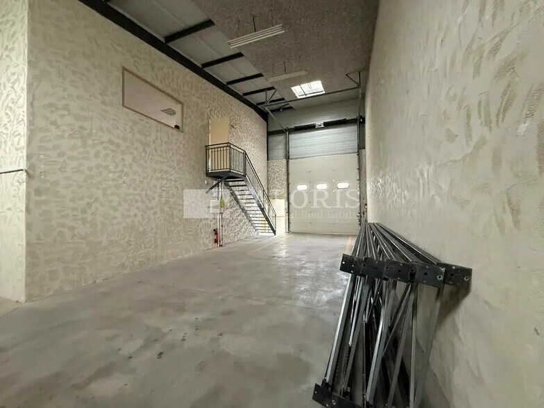 Flex in Chassieu for lease - Interior Photo - Image 2 of 6