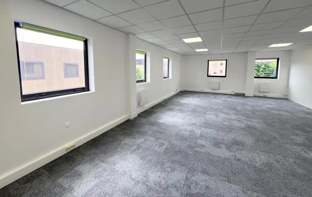 Parc Des Fontenelles, Bailly for lease Interior Photo- Image 1 of 7