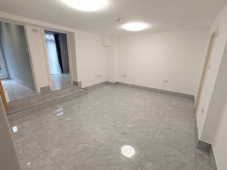 122-122A Finchley Rd, London for lease - Interior Photo - Image 1 of 24