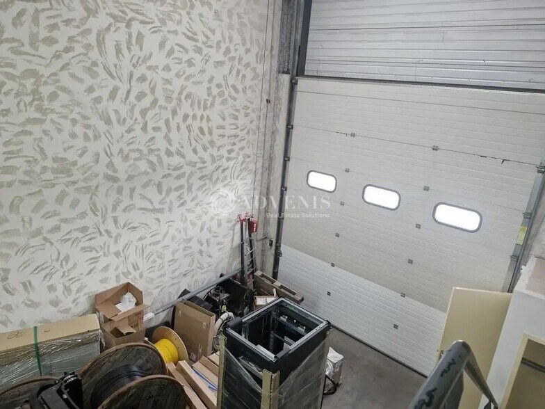 Flex in Chassieu for lease - Building Photo - Image 2 of 7