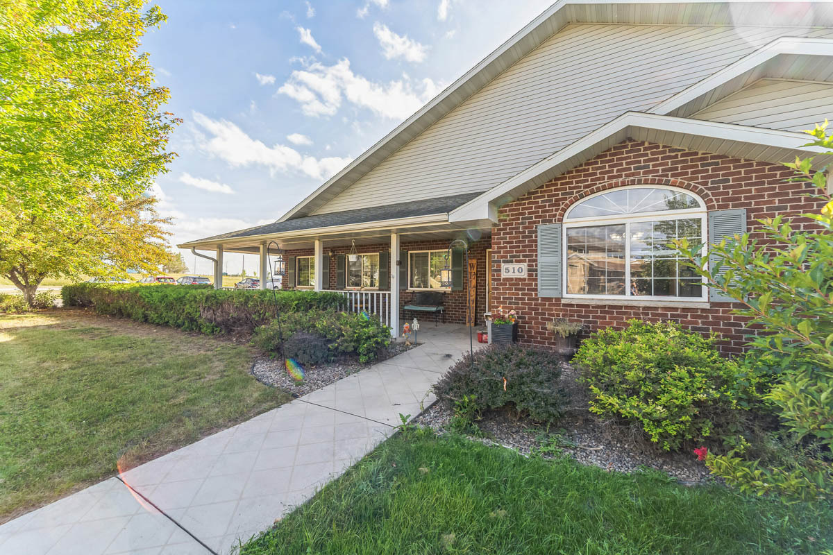 510 Meadow Ln, Wrightstown, WI for sale Primary Photo- Image 1 of 17