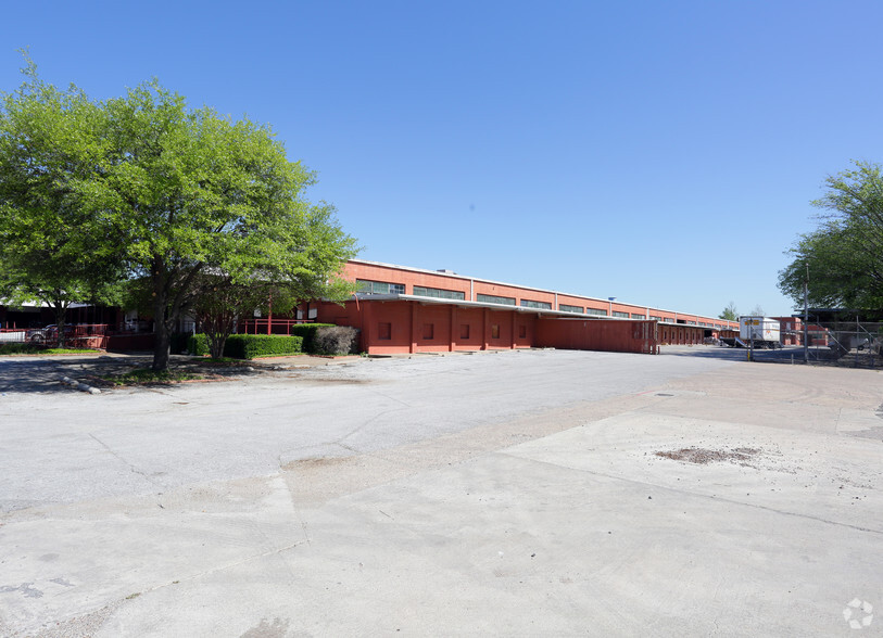 6333 Denton Dr, Dallas, TX for lease - Building Photo - Image 2 of 3