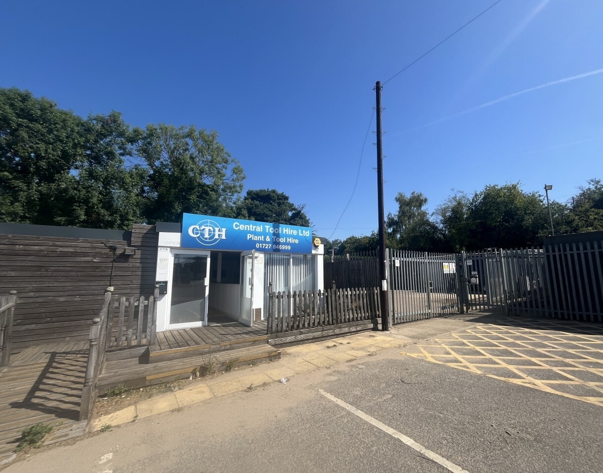 North Orbital Rd, St Albans for lease Primary Photo- Image 1 of 2