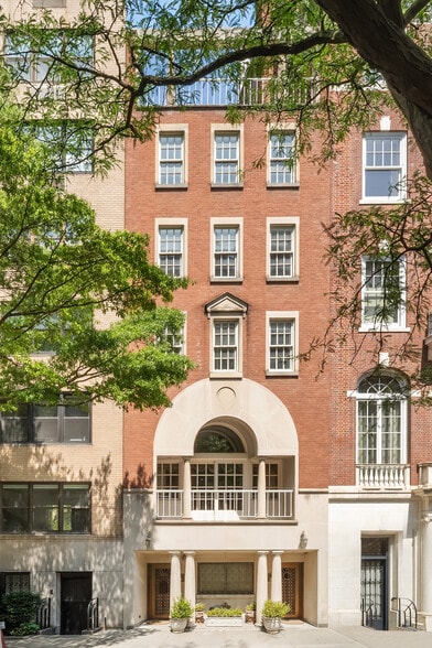 7 E 69th St, New York, NY for lease - Building Photo - Image 1 of 10