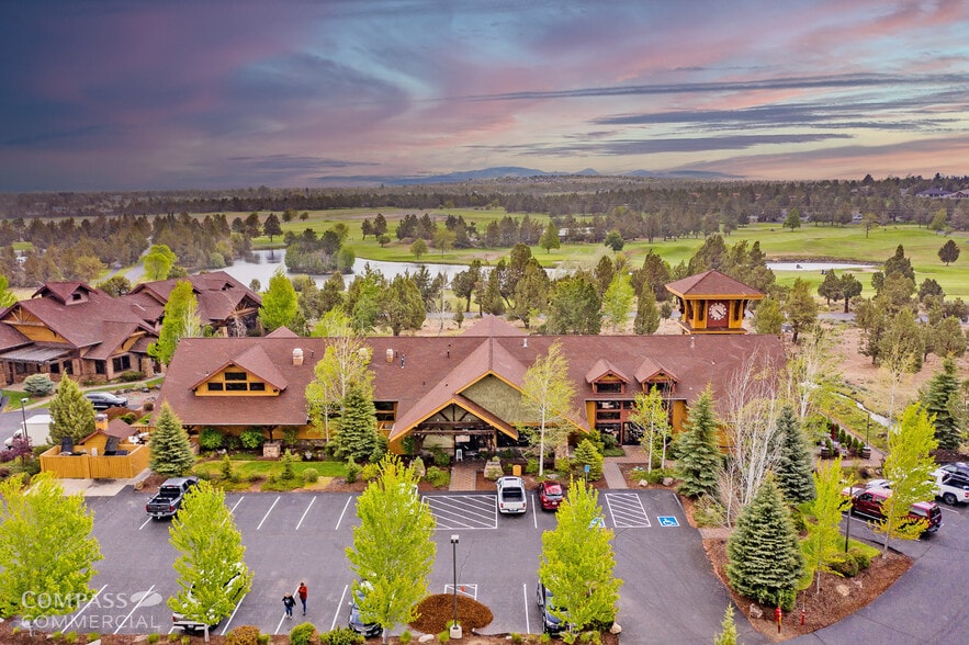 7535 Falcon Crest Dr, Redmond, OR for sale - Building Photo - Image 2 of 17