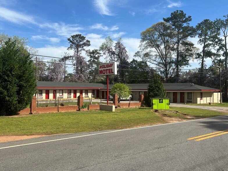 5295 Indian Trl, Thomaston, GA for sale - Primary Photo - Image 1 of 1
