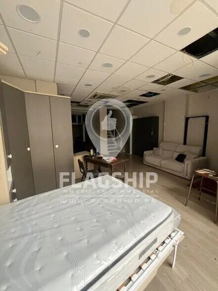 Retail in Paris for lease - Building Photo - Image 1 of 8