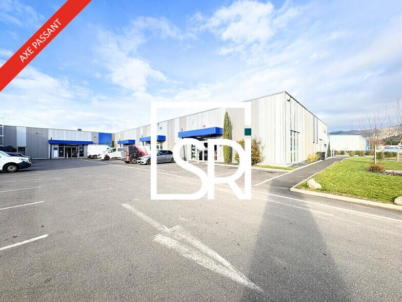 Retail in Thiers for lease - Building Photo - Image 1 of 22