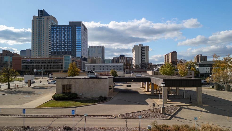 209 E Center St, Rochester, MN for lease - Building Photo - Image 2 of 20