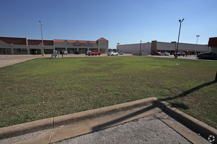 424 E Main St, Crowley, TX for sale - Building Photo - Image 2 of 2