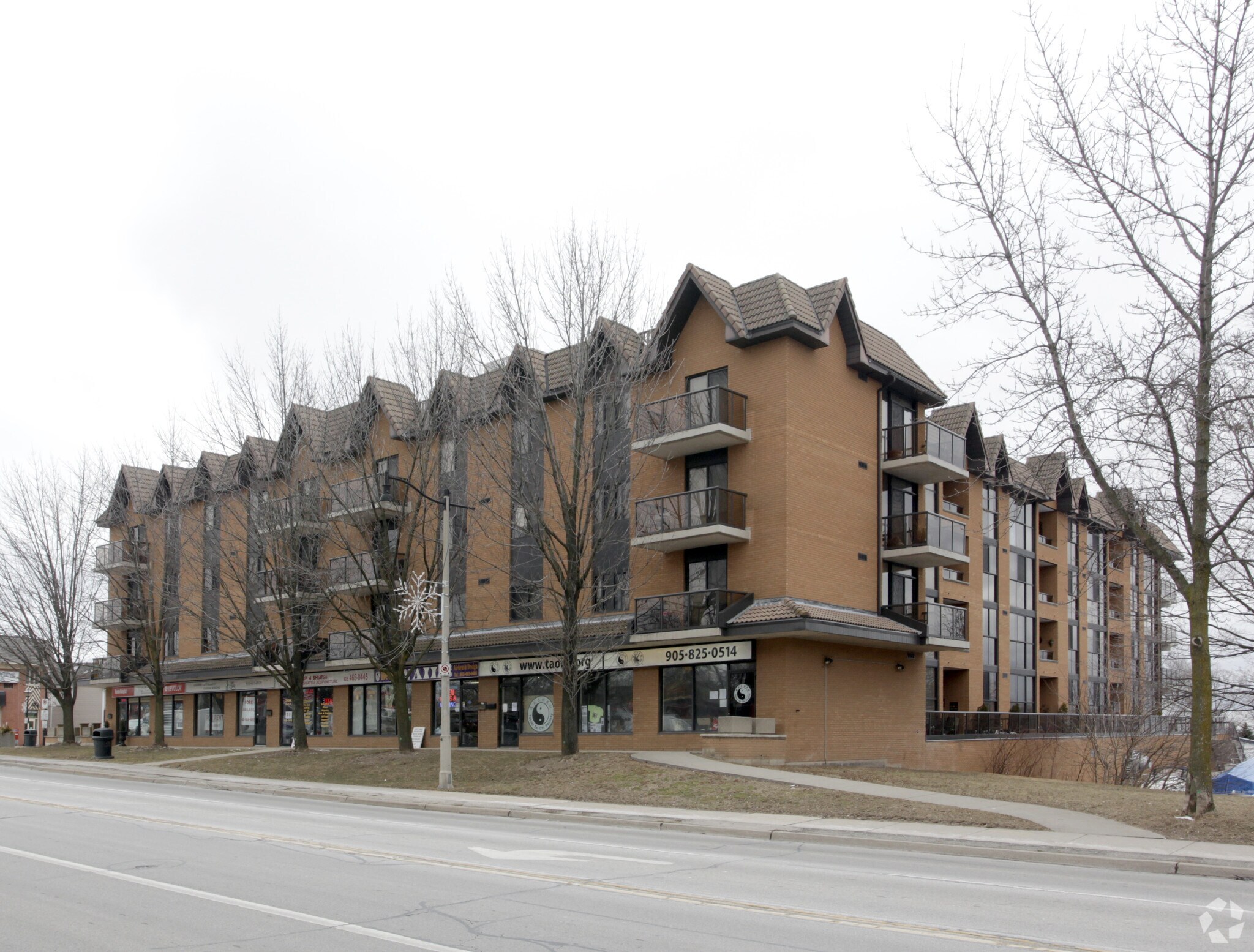 2464 Lakeshore Rd W, Oakville, ON for lease Primary Photo- Image 1 of 3