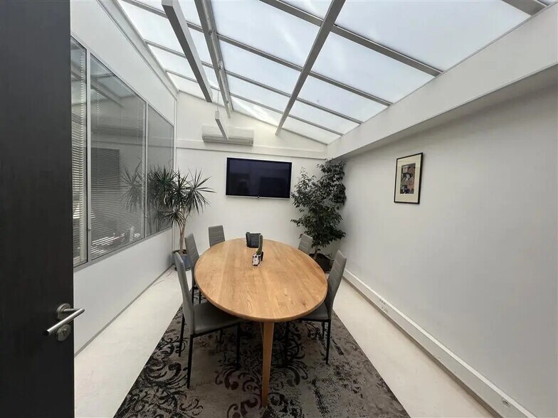 Retail in Paris for lease - Building Photo - Image 2 of 7