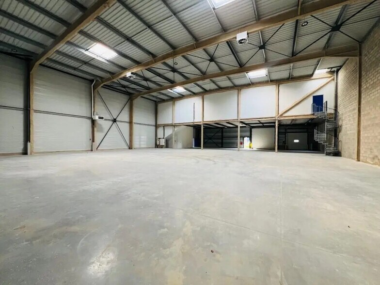 Flex in Trappes for lease - Building Photo - Image 2 of 21