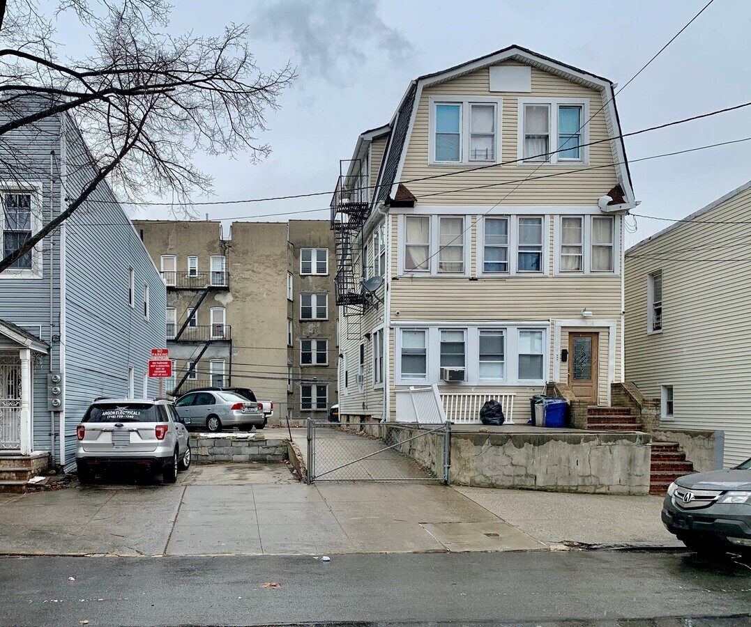 3714 28th St, Long Island City, NY 11101