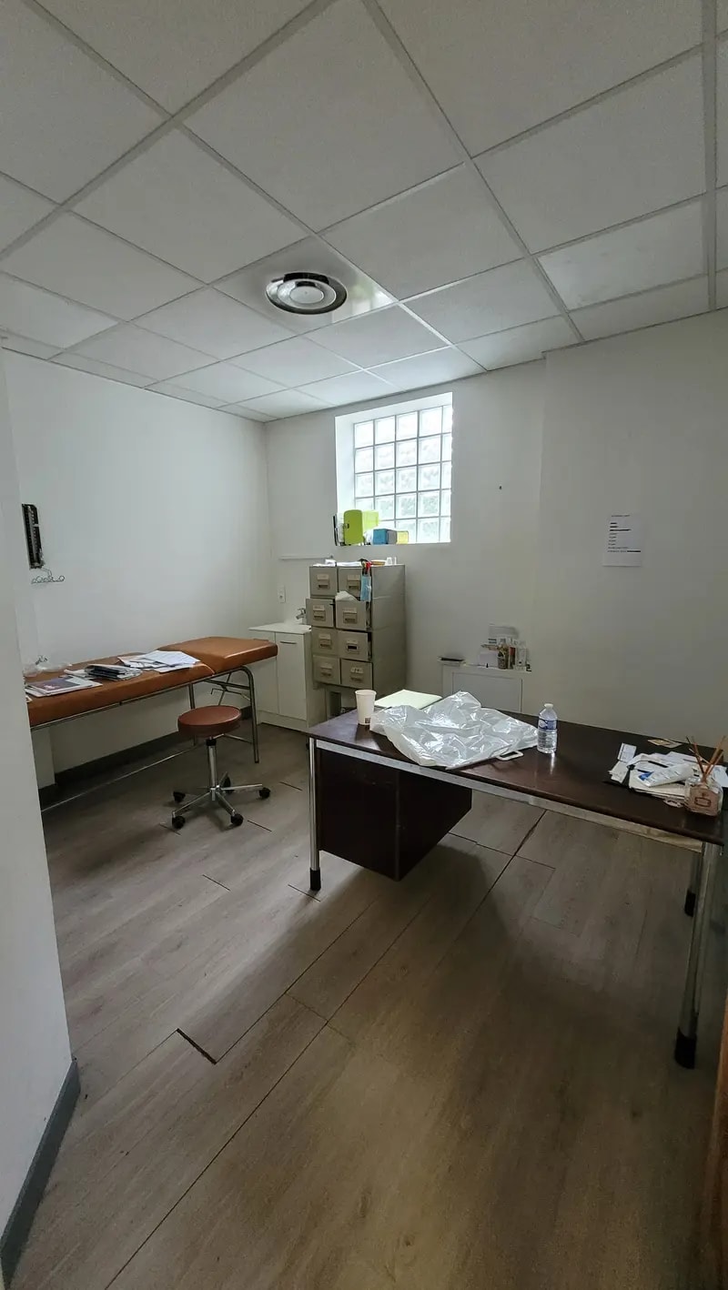 Retail in Villeurbanne for lease Interior Photo- Image 1 of 1