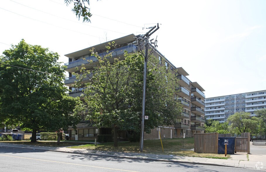17 Gulliver Rd, Toronto, ON M6M 2N2 Multifamily for Sale