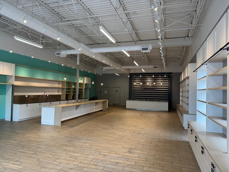 2015 W Foxwood Dr, Raymore, MO for lease - Interior Photo - Image 3 of 13