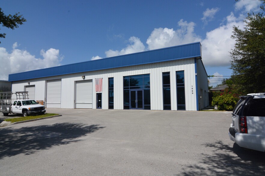 1669 Old Dixie Hwy, Vero Beach, FL for lease - Building Photo - Image 1 of 20