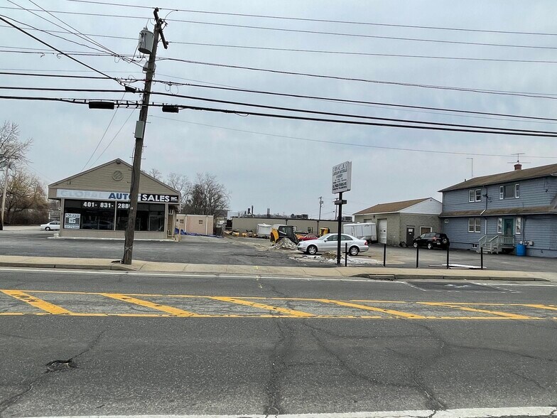 559 Killingly St, Johnston, RI 02919