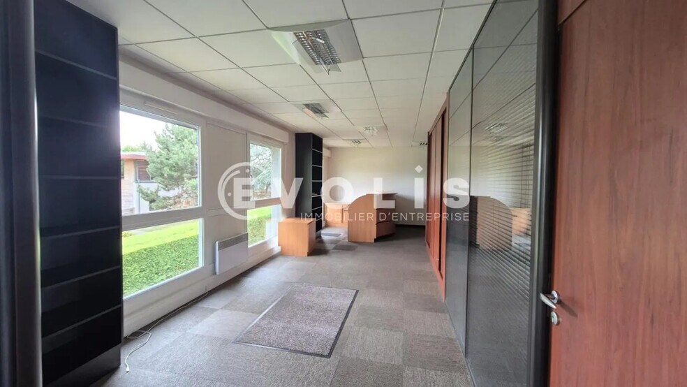 Office in Magny-le-Hongre for lease - Interior Photo - Image 2 of 5