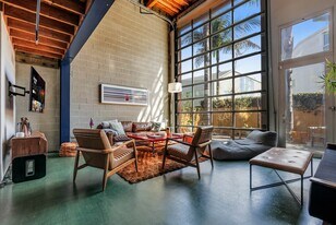 2114 Narcissus Ct, Venice CA - Loft