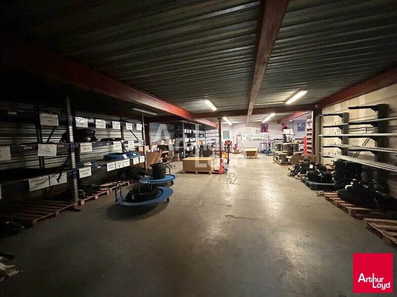 Retail in Villebarou for lease - Interior Photo - Image 2 of 4