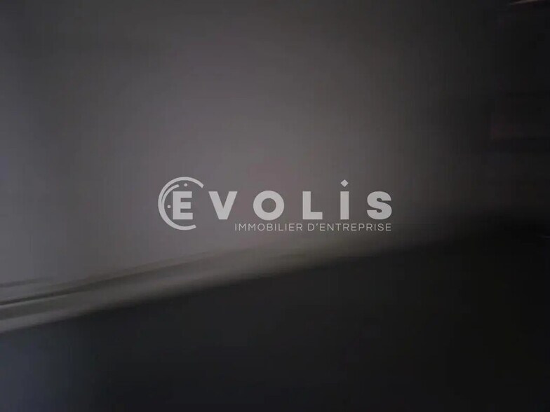 Flex in Bondoufle for lease - Interior Photo - Image 2 of 17