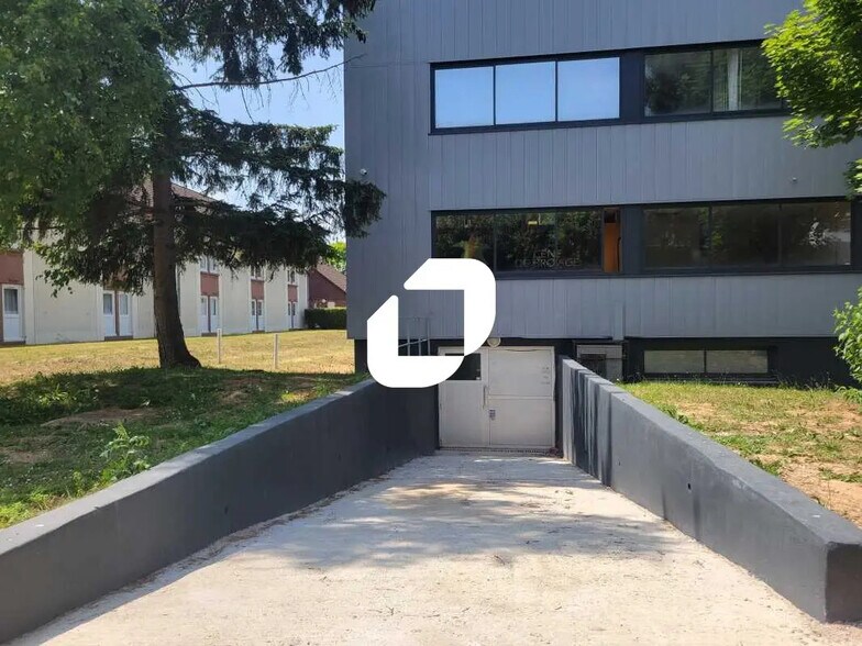 Flex in Les Ulis for lease - Building Photo - Image 2 of 7