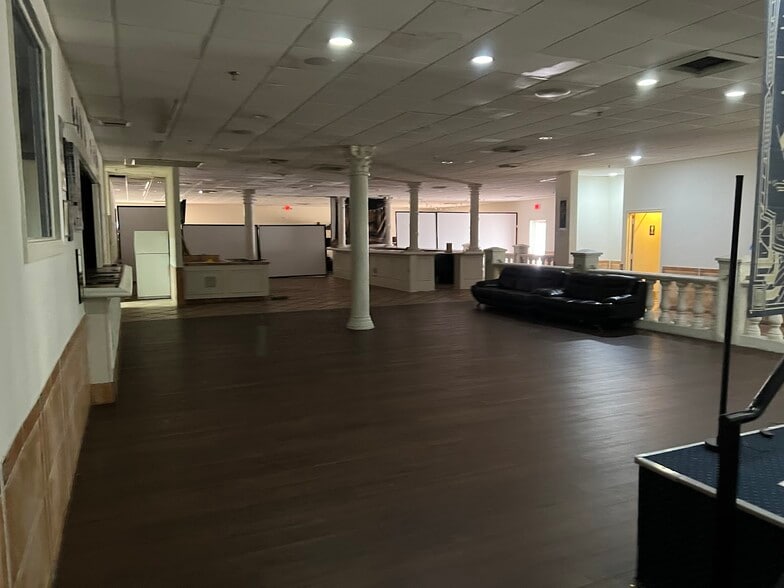 16805 NW 12th Ave, Miami, FL for lease - Building Photo - Image 3 of 17