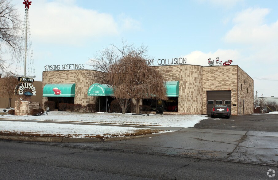 1237 E 14 Mile Rd, Troy, MI 48083